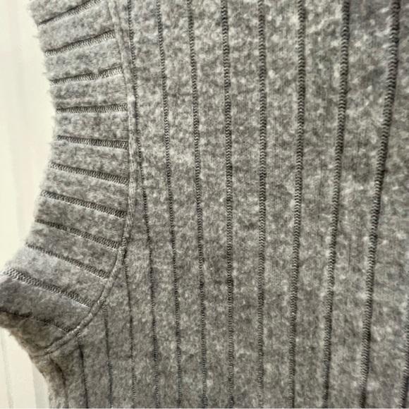 BDG Small Crop Sweater Top Short Sleeve Grey Urban Outfitters V neck - Picture 4 of 14